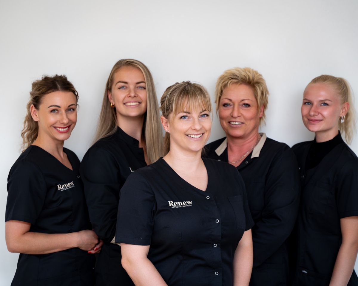 Behandler i rolig konsultation med kunde hos RENEW i Silkeborg